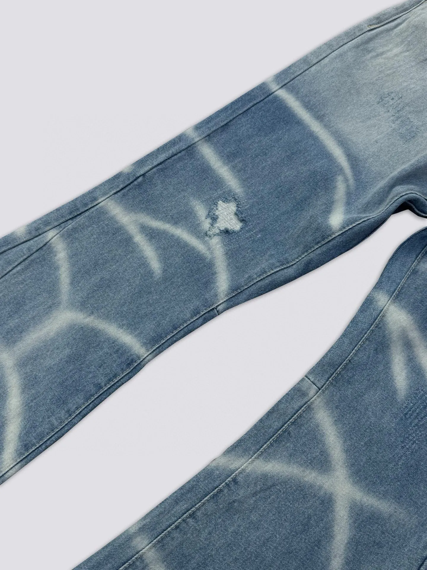 -Size upper body P240#G66 GALLERY DEPT. Denim spliced ​​with all-over printed leather ripped bell-bottoms, washed and distressed jeans. GALLERY is attracted by these bell-bottoms. Whether it is a reset of Carhartt or Levis, they all create a strong brand style. Since these pants are modified from rare vintage, the production capacity is limited. Therefore, after many icons wore them, these pants were once hard to find. Later, perhaps due to the improvement of GD's business in the past two years and the expansion of production lines, the brand itself lowered the price, so I can't wait any longer for these pants this year and will definitely buy them. During the process of the denim washing plant, the owner of the washing plant helped introduce a boss who had worked for Levi's foundry and started his own business. This also paved the way for the following styles. Therefore, Levi's remodeled single product for the base plate is really familiar. Whether it is the fabrics supplied or the lathes used in production, there is nothing to choose from. -Color: blue -Size: S-XXL (corresponding to 28-36)